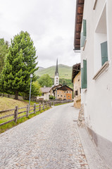 Fototapeta na wymiar Zuoz, San Luzi, Kirche, Dorf, Oberengadin, Alpen, Graubünden, Inn, Inntal, Sommer, Schweiz