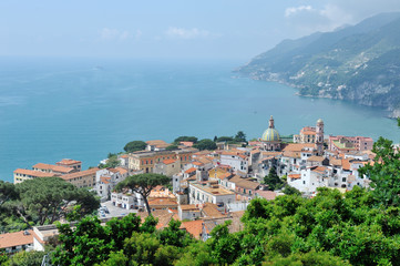 Obraz premium Panoramiczny widok na Vietri sul Mare, pierwsze miasto na wybrzeżu Amalfi, z zatoką Salerno, prowincja Salerno, Kampania, południowe Włochy