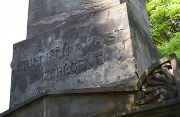 Inschrift an der steinernen Konstitutionssäule in Zittau 