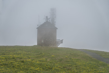 Fototapeta na wymiar Gebäude im Nebel