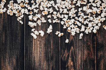 Obraz na płótnie Canvas white popcorn on a vintage wooden background