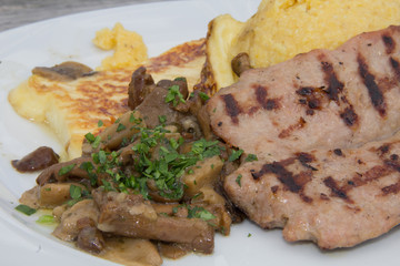 funghi, salsiccia, formaggio e polenta