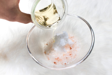 &Ouml;l und Salz im Glas