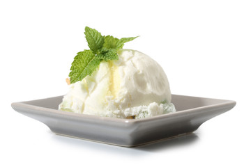 glace,sorbet au citron sur fond blanc