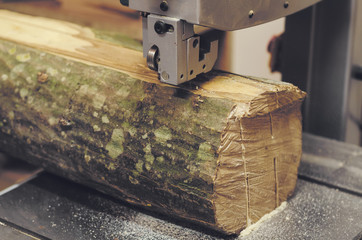 Cutting a log with a band saw