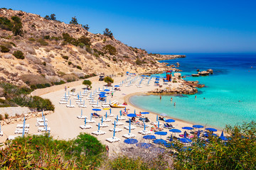 Beau paysage près de la plage de Nissi et du Cavo Greco à Ayia Napa, île de Chypre, mer Méditerranée. Mer vert bleu incroyable et journée ensoleillée.
