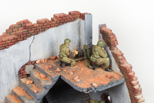 Diorama with two soviet soldiers in ruined window on two floor