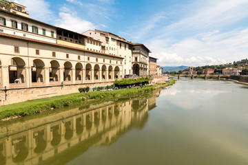 Obraz premium Arno River through Florence Italy
