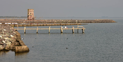 Muelle junto al lago