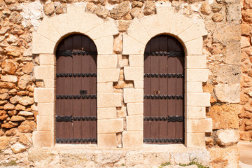 Fototapeta na wymiar Puertas en el Castillo de Peñarroya, Argamasilla de Alba, Castilla La Mancha, España