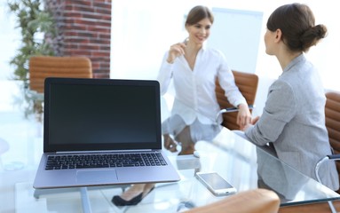 Obraz premium laptop and a smartphone on the desktop of a businessman