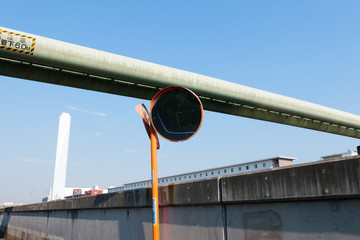 カーブミラーと水道管