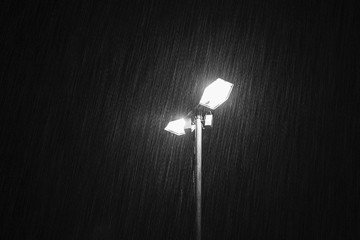 Iluminação púbica com forte chuva