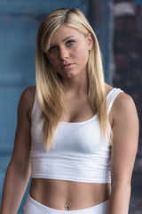 Fototapeta premium Blonde Frau trainiert Cross Fit im Fitness Studio