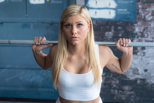 Blonde Frau trainiert Cross Fit im Fitness Studio