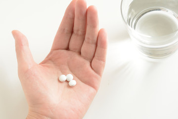 白い錠剤
