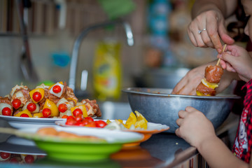 Most of the barbecue ingredients, pork, onions, tomatoes, fermented and skewers. Wait for the roast to ripen and make it more delicious.