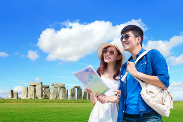 couple travel to stonehenge