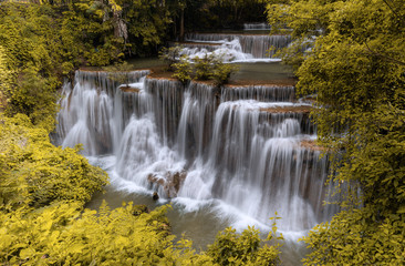 Panele Szklane Podświetlane  krajobraz wodospadu w lesie