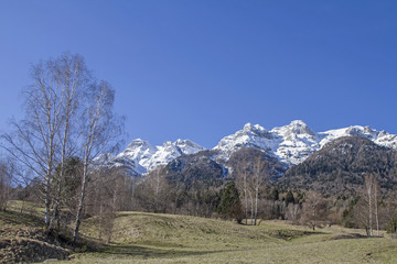 Fototapeta na wymiar Die Vigolanaberge sind eine Gebirgsgruppe im Trentino mit Gipfeln, die bis fast 2200 m aufragen und zu den Vizentiner Alpen gehören