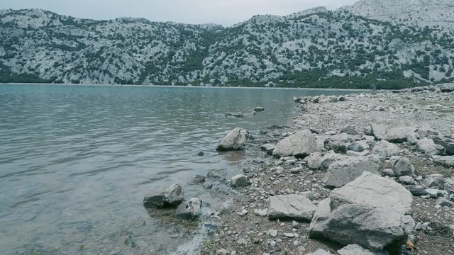 Lanzando piedra al lago