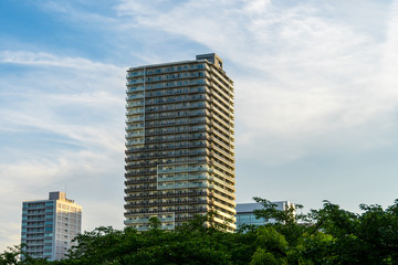 高層住宅群と青空２