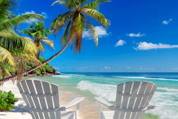 Crédence de cuisine en verre imprimé Plage et mer Chaises de plage sur la plage de sable avec palmiers et mer turquoise. Concept de vacances et de voyage d& 39 été.