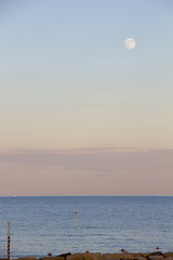 Mond &uuml;ber dem Meer