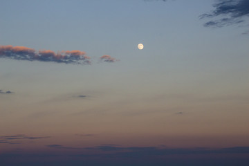 Abendrot am Meer mit Mond