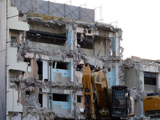 解体中のビルディング