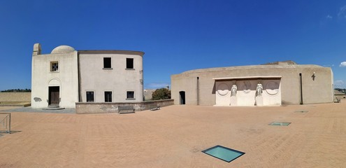 Baia – Chiesa e Cariatidi sul terrazzo del castello