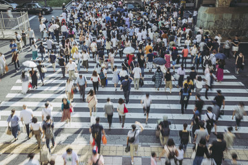 大阪の横断歩道を渡る人々