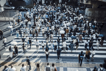 大阪の横断歩道を渡る人々