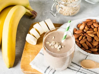 Foto op Plexiglas Milkshake Gezonde ontbijt smoothie banaan havermout amandelmelk
