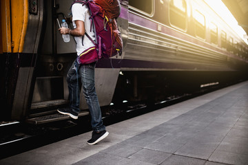 Obraz premium Traveler are backpacking and getting on the train.