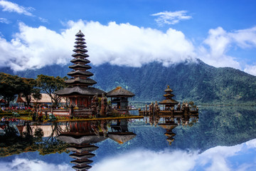 Pura ulun danu bratan temple in Bali.The landmark of Bali, indonesia. - obrazy, fototapety, plakaty