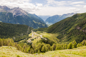 Fototapeta na wymiar Poschiavo, Bernina, Val Poschiavo, Alp Grüm, Lago di Poschiavo, Puschlav, Val Bernina, Wanderweg, Bernina-Express, Alpen, Graubünden, Sommer, Schweiz