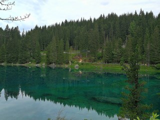 Lago alpino Carezza