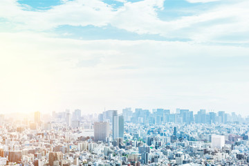 Azië Bedrijfsconcept voor onroerend goed en bedrijfsbouw - panoramische moderne stad, stedelijke skyline, vogelperspectief vanuit de lucht onder de zon en de blauwe lucht in Tokio, Japan
