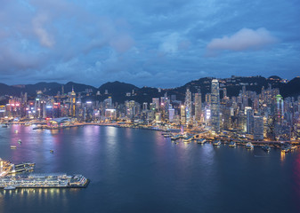 Obraz premium Aerial view of Victoria Harbor of Hong Kong City at dusk