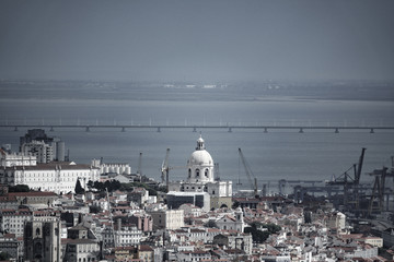 Lissabon met kathedraal, pantheon en Vasco da Gama-brug