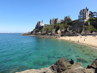 Dinard, plage de la pointe de la Malouine surplombée par la villa Cézembre (France)