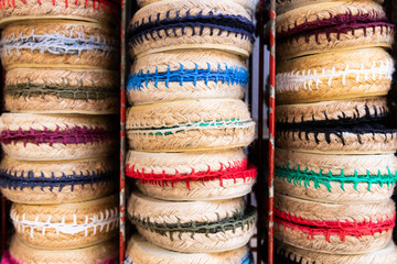 Alpargatas de colores apiladas