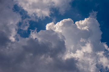 Fototapeta na wymiar Bout de ciel bleu pétrole avec un beau nuage blanc cumulus