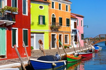 Fototapeta na wymiar Colourfully painted house facade on Burano island,Venice, Italy