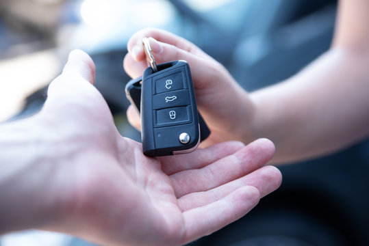 Autoschl&uuml;ssel werden &uuml;bergeben 