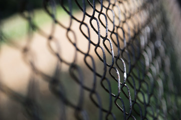 Stary płot siatkowy © andsko