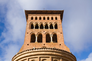 Fototapeta premium Torre de la Iglesia Monumento San Tirso de Sahagun de arquitectura de ladrillo de estilo mudejar. España