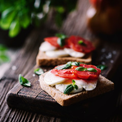 Geröstetes Brot mit Tomaten und Mozzarella