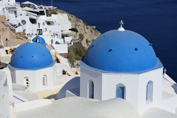 Obraz premium Kirche an der Felswand in Oia auf der Insel Santorin